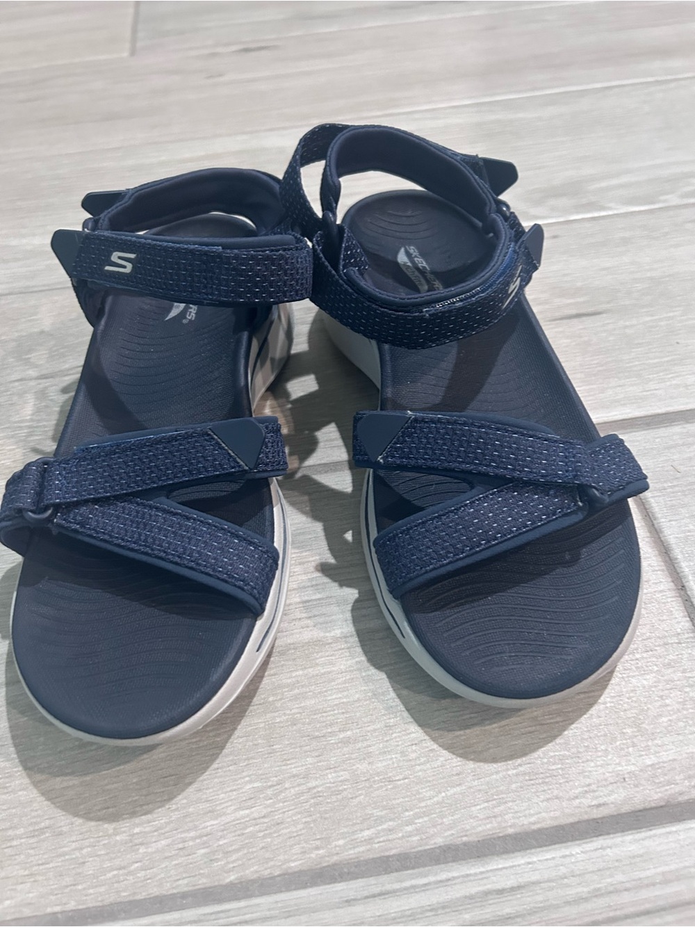 Skechers Performance Women's Go Walk Arch Fit Mesh Quarter Strap sandals navy.